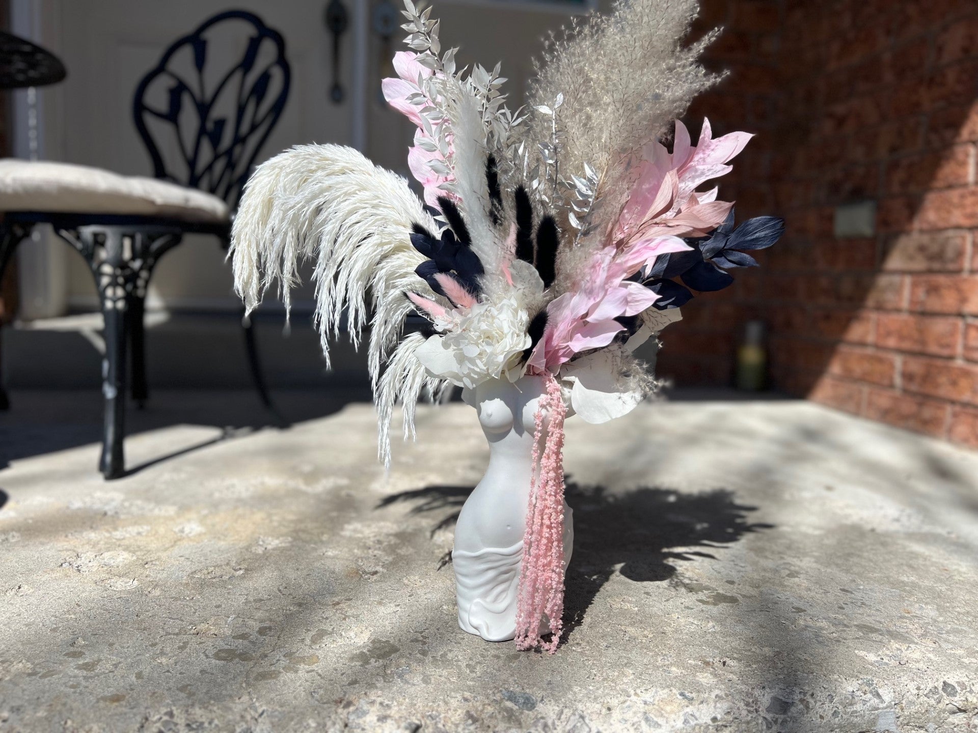 FEMALE FORMATION VASE FLORAL ARRANGEMENT PINK