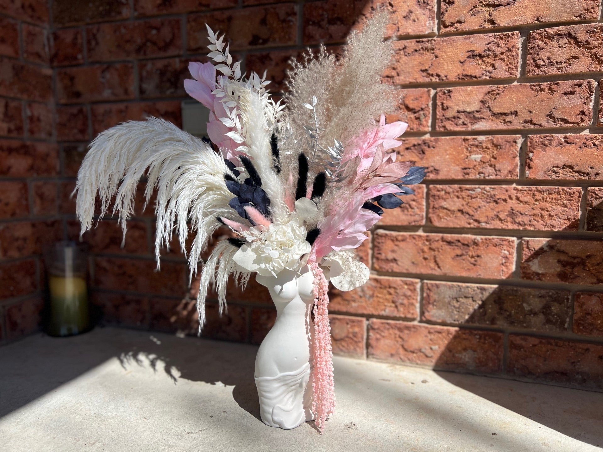 FEMALE FORMATION VASE FLORAL ARRANGEMENT PINK