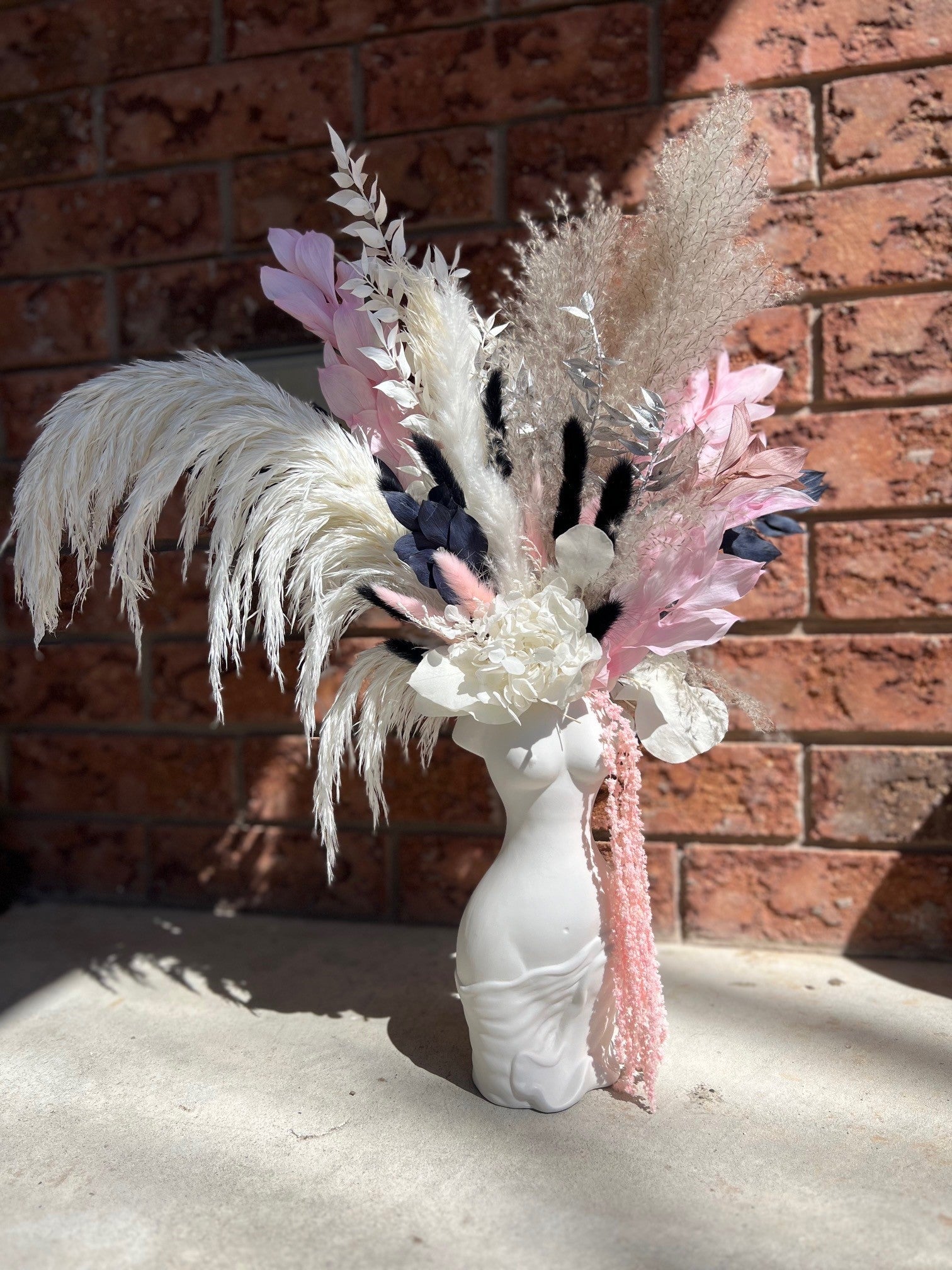 FEMALE FORMATION VASE FLORAL ARRANGEMENT PINK