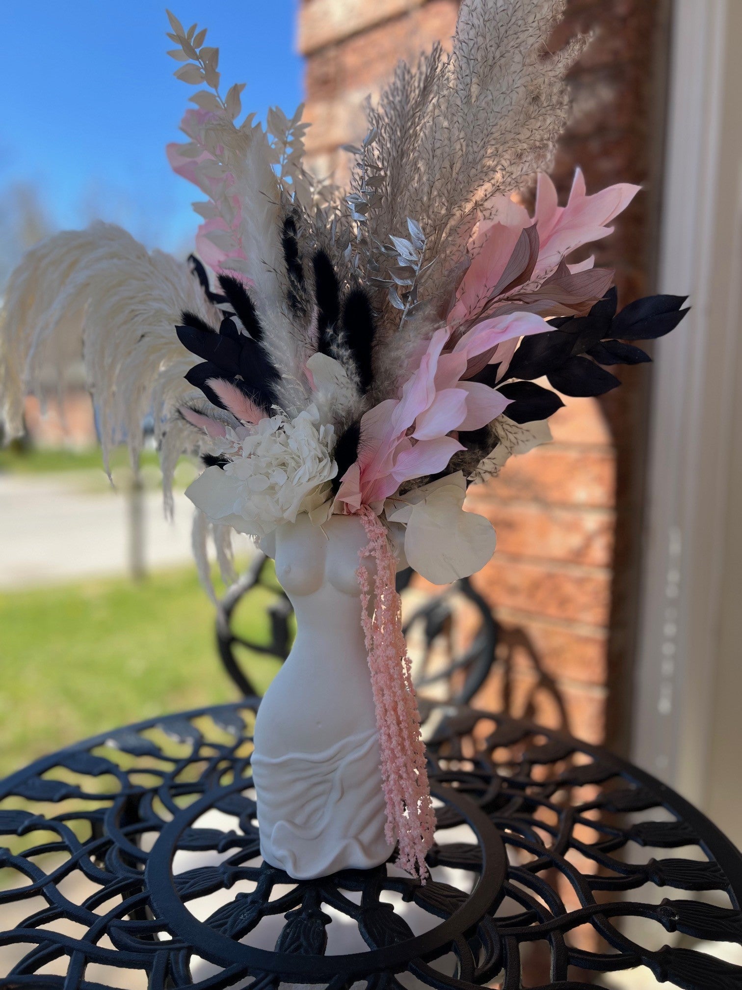 FEMALE FORMATION VASE FLORAL ARRANGEMENT PINK