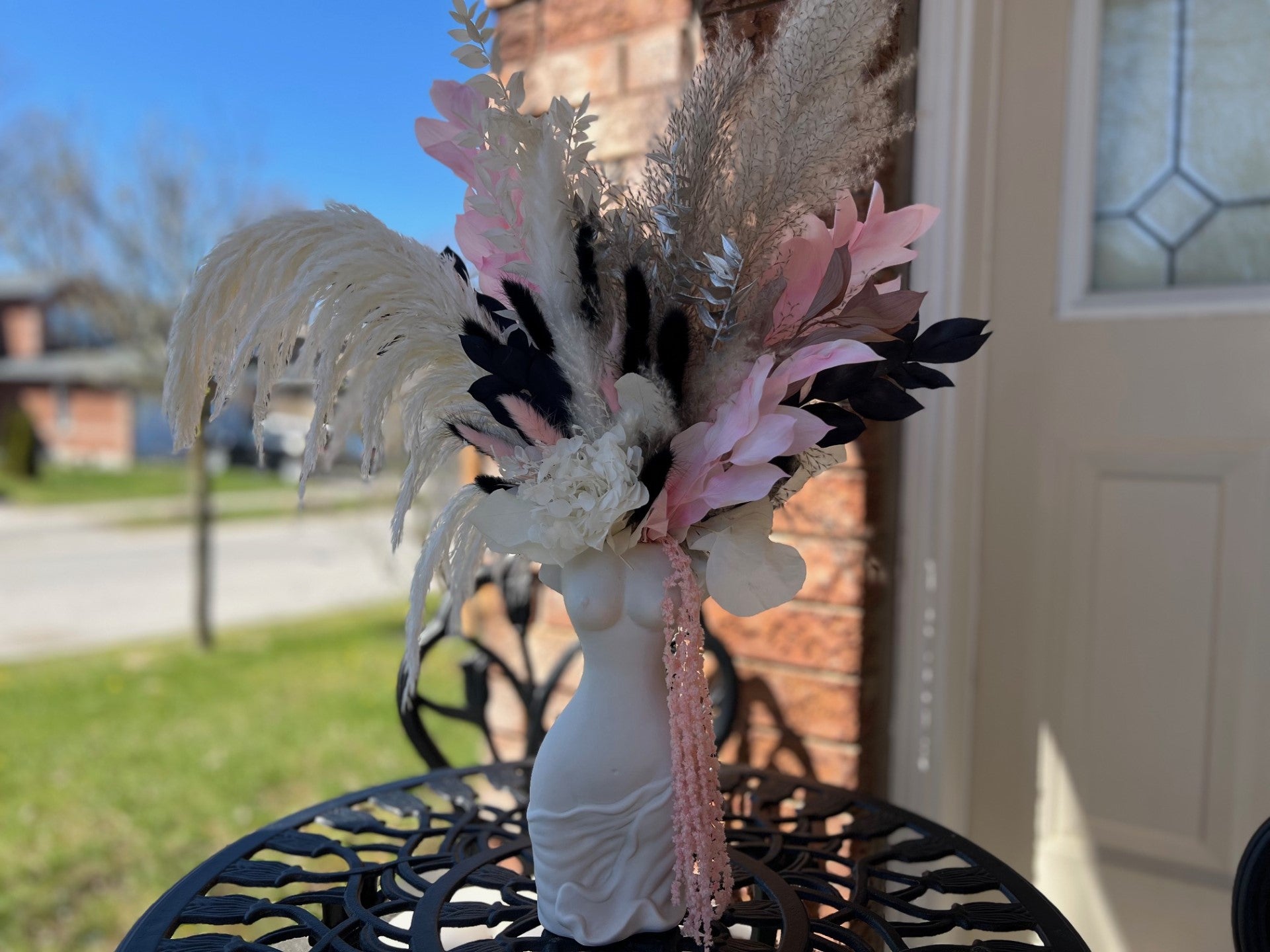 FEMALE FORMATION VASE FLORAL ARRANGEMENT PINK